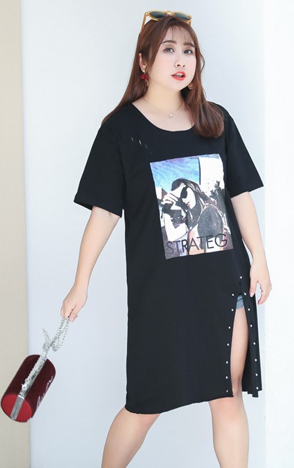 Áo thun đen form dài in hình cô gái lai xẻ size XL